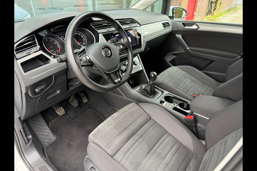Volkswagen Touran 1.2 TSI Highline Edition R Line 7p - Navi - Trekhaak - LED