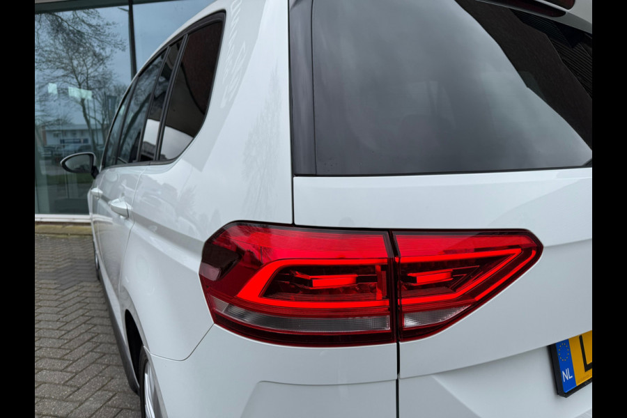 Volkswagen Touran 1.2 TSI Highline Edition R Line 7p - Navi - Trekhaak - LED