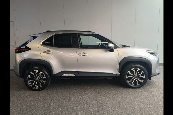 Toyota Yaris Cross 1.5 Hybrid 115 Comfort Dynamic uit 2025 Rijklaar + Fabrieksgarantie Henk Jongen Auto's in Helmond,  al 50 jaar service zoals 't hoort!