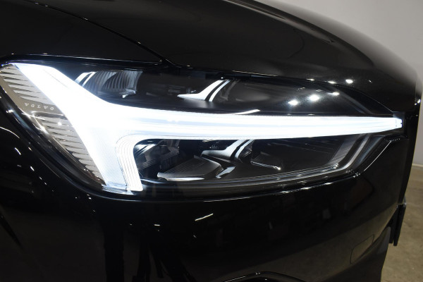 Volvo XC60 T6 350PK Plug-in hybrid AWD Ultra Black Edition / Navigatie / Adaptieve Cruisecontrol / Head Up-Display / Panorama dak / Elektrische stoelen met geheugen / Stuurverwarming / Stoelverwarming v+a / 360 Camera /