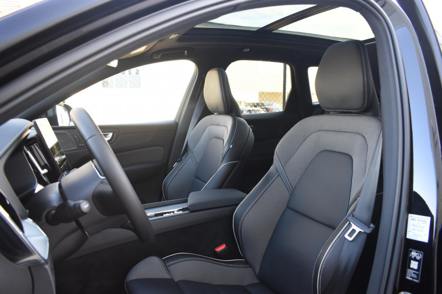 Volvo XC60 T6 350PK Plug-in hybrid AWD Ultra Black Edition / Navigatie / Adaptieve Cruisecontrol / Head Up-Display / Panorama dak / Elektrische stoelen met geheugen / Stuurverwarming / Stoelverwarming v+a / 360 Camera /