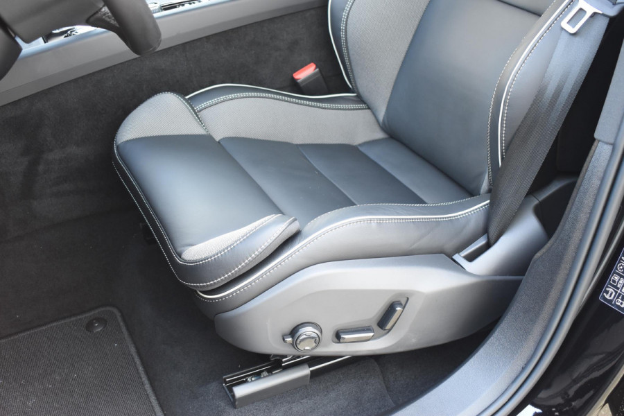 Volvo XC60 T6 350PK Plug-in hybrid AWD Ultra Black Edition / Navigatie / Adaptieve Cruisecontrol / Head Up-Display / Panorama dak / Elektrische stoelen met geheugen / Stuurverwarming / Stoelverwarming v+a / 360 Camera /