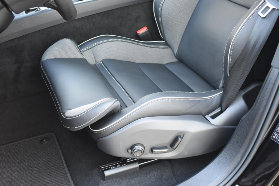 Volvo XC60 T6 350PK Plug-in hybrid AWD Ultra Black Edition / Navigatie / Adaptieve Cruisecontrol / Head Up-Display / Panorama dak / Elektrische stoelen met geheugen / Stuurverwarming / Stoelverwarming v+a / 360 Camera /