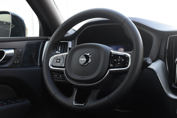 Volvo XC60 T6 350PK Plug-in hybrid AWD Ultra Black Edition / Navigatie / Adaptieve Cruisecontrol / Head Up-Display / Panorama dak / Elektrische stoelen met geheugen / Stuurverwarming / Stoelverwarming v+a / 360 Camera /