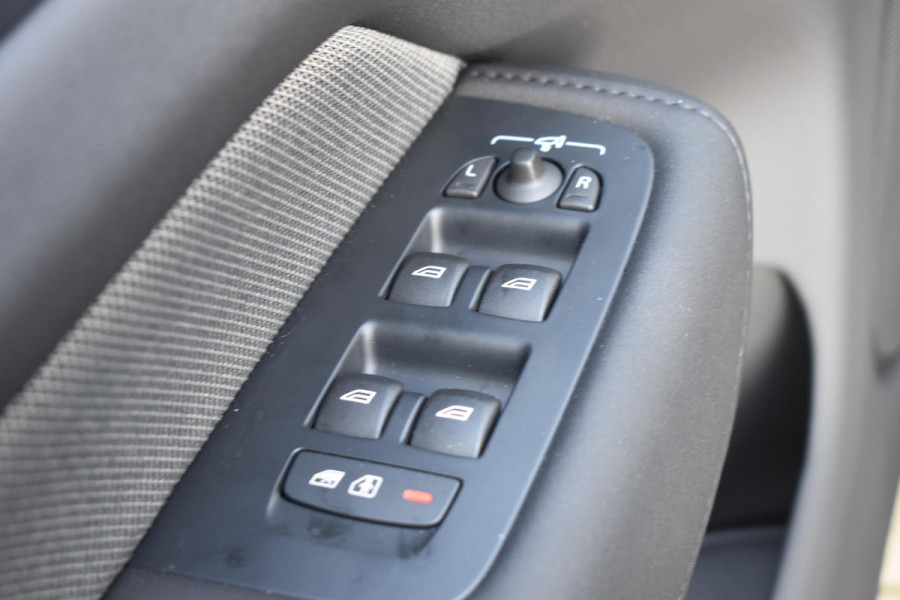 Volvo XC60 T6 350PK Plug-in hybrid AWD Ultra Black Edition / Navigatie / Adaptieve Cruisecontrol / Head Up-Display / Panorama dak / Elektrische stoelen met geheugen / Stuurverwarming / Stoelverwarming v+a / 360 Camera /