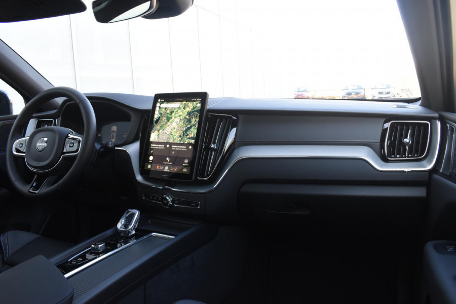 Volvo XC60 T6 350PK Plug-in hybrid AWD Ultra Black Edition / Navigatie / Adaptieve Cruisecontrol / Head Up-Display / Panorama dak / Elektrische stoelen met geheugen / Stuurverwarming / Stoelverwarming v+a / 360 Camera /