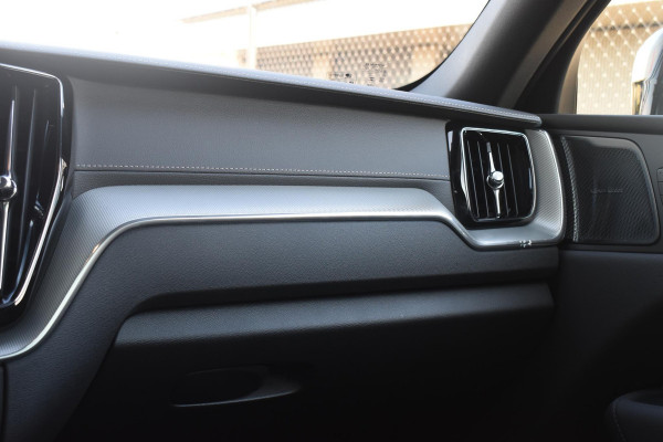 Volvo XC60 T6 350PK Plug-in hybrid AWD Ultra Black Edition / Navigatie / Adaptieve Cruisecontrol / Head Up-Display / Panorama dak / Elektrische stoelen met geheugen / Stuurverwarming / Stoelverwarming v+a / 360 Camera /
