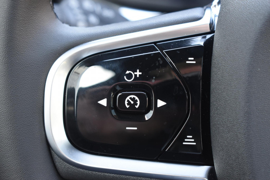 Volvo XC60 T6 350PK Plug-in hybrid AWD Ultra Black Edition / Navigatie / Adaptieve Cruisecontrol / Head Up-Display / Panorama dak / Elektrische stoelen met geheugen / Stuurverwarming / Stoelverwarming v+a / 360 Camera /