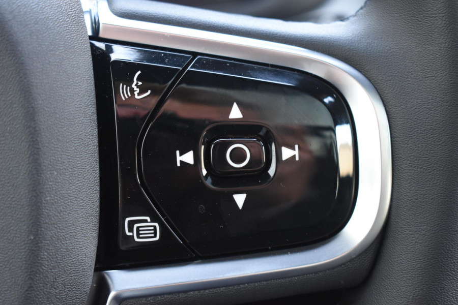 Volvo XC60 T6 350PK Plug-in hybrid AWD Ultra Black Edition / Navigatie / Adaptieve Cruisecontrol / Head Up-Display / Panorama dak / Elektrische stoelen met geheugen / Stuurverwarming / Stoelverwarming v+a / 360 Camera /