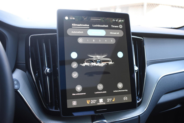 Volvo XC60 T6 350PK Plug-in hybrid AWD Ultra Black Edition / Navigatie / Adaptieve Cruisecontrol / Head Up-Display / Panorama dak / Elektrische stoelen met geheugen / Stuurverwarming / Stoelverwarming v+a / 360 Camera /