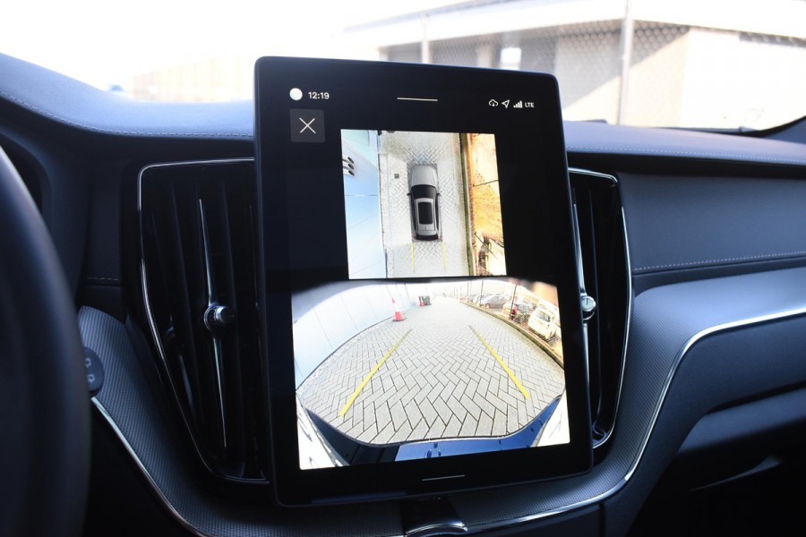 Volvo XC60 T6 350PK Plug-in hybrid AWD Ultra Black Edition / Navigatie / Adaptieve Cruisecontrol / Head Up-Display / Panorama dak / Elektrische stoelen met geheugen / Stuurverwarming / Stoelverwarming v+a / 360 Camera /