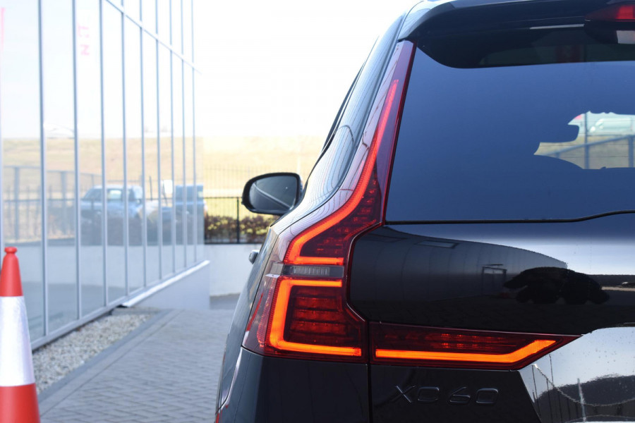Volvo XC60 T6 350PK Plug-in hybrid AWD Ultra Black Edition / Navigatie / Adaptieve Cruisecontrol / Head Up-Display / Panorama dak / Elektrische stoelen met geheugen / Stuurverwarming / Stoelverwarming v+a / 360 Camera /