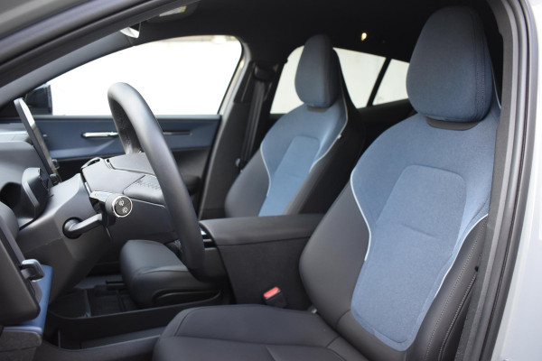 Volvo EX30 272PK Single Motor Extended Range Plus 69 kWh / Adaptive Cruise control / Extra getint glas / Stoelverwarming / Stuurwielverwarming / Achteruitrijcamera / Parkeersensoren V+A / Elektr. achterklep