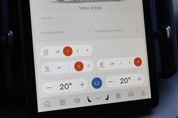 Volvo EX30 272PK Single Motor Extended Range Plus 69 kWh / Adaptive Cruise control / Extra getint glas / Stoelverwarming / Stuurwielverwarming / Achteruitrijcamera / Parkeersensoren V+A / Elektr. achterklep