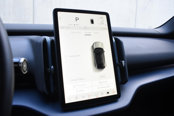 Volvo EX30 272PK Single Motor Extended Range Plus 69 kWh / Adaptive Cruise control / Extra getint glas / Stoelverwarming / Stuurwielverwarming / Achteruitrijcamera / Parkeersensoren V+A / Elektr. achterklep
