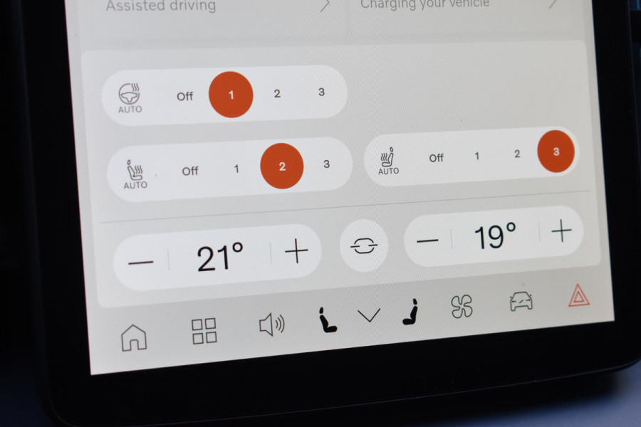 Volvo EX30 272PK Single Motor Extended Range Plus 69 kWh / Adaptive Cruise control / Extra getint glas / Stoelverwarming / Stuurwielverwarming / Achteruitrijcamera / Parkeersensoren V+A / Elektr. achterklep