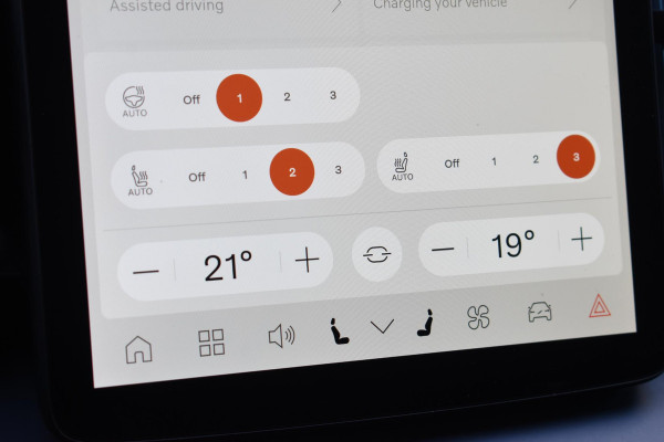 Volvo EX30 272PK Single Motor Extended Range Plus 69 kWh / Adaptive Cruise control / Extra getint glas / Stoelverwarming / Stuurwielverwarming / Achteruitrijcamera / Parkeersensoren V+A / Elektr. achterklep