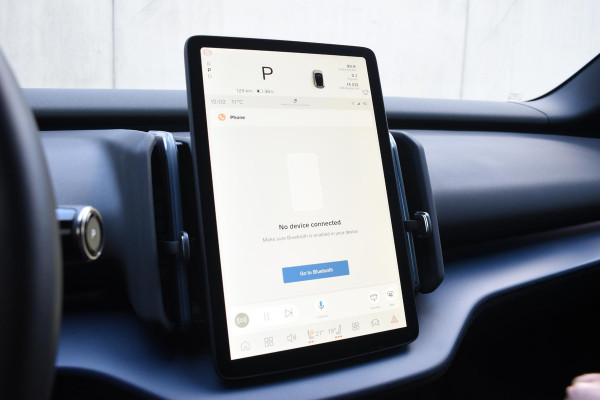 Volvo EX30 272PK Single Motor Extended Range Plus 69 kWh / Adaptive Cruise control / Extra getint glas / Stoelverwarming / Stuurwielverwarming / Achteruitrijcamera / Parkeersensoren V+A / Elektr. achterklep