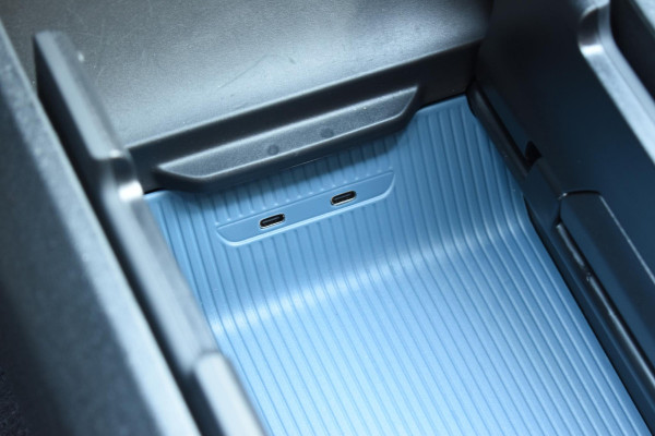 Volvo EX30 272PK Single Motor Extended Range Plus 69 kWh / Adaptive Cruise control / Extra getint glas / Stoelverwarming / Stuurwielverwarming / Achteruitrijcamera / Parkeersensoren V+A / Elektr. achterklep