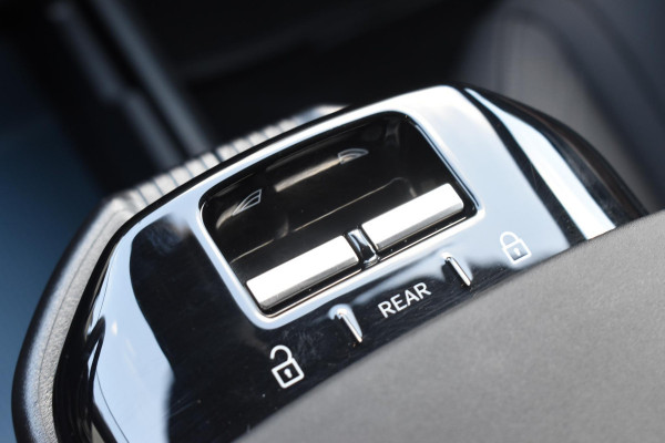 Volvo EX30 272PK Single Motor Extended Range Plus 69 kWh / Adaptive Cruise control / Extra getint glas / Stoelverwarming / Stuurwielverwarming / Achteruitrijcamera / Parkeersensoren V+A / Elektr. achterklep