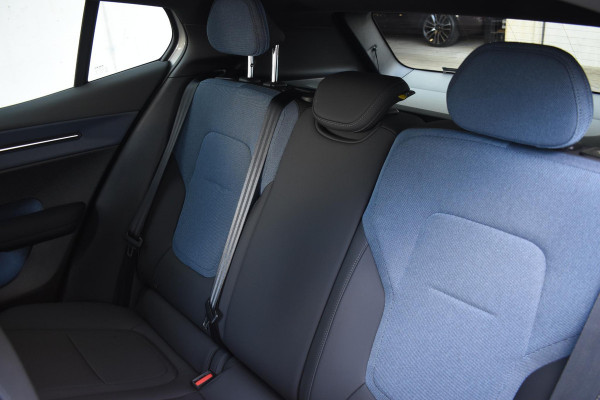 Volvo EX30 272PK Single Motor Extended Range Plus 69 kWh / Adaptive Cruise control / Extra getint glas / Stoelverwarming / Stuurwielverwarming / Achteruitrijcamera / Parkeersensoren V+A / Elektr. achterklep