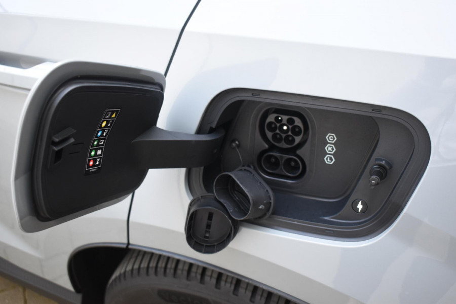 Volvo EX30 272PK Single Motor Extended Range Plus 69 kWh / Adaptive Cruise control / Extra getint glas / Stoelverwarming / Stuurwielverwarming / Achteruitrijcamera / Parkeersensoren V+A / Elektr. achterklep