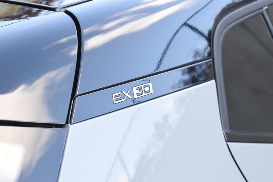 Volvo EX30 272PK Single Motor Extended Range Plus 69 kWh / Adaptive Cruise control / Extra getint glas / Stoelverwarming / Stuurwielverwarming / Achteruitrijcamera / Parkeersensoren V+A / Elektr. achterklep