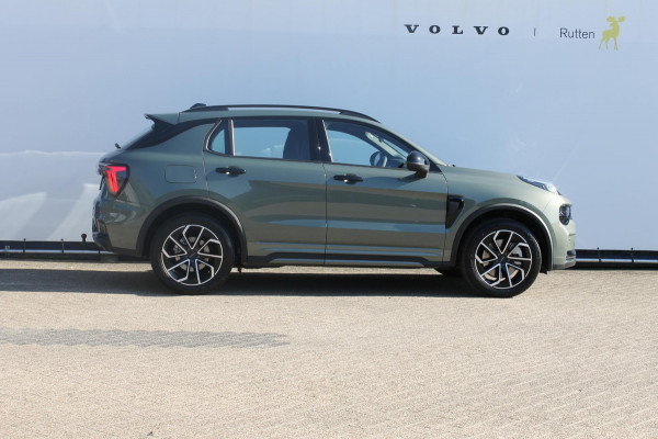 Lynk & Co 01 276PK Automaat Core / Adaptieve cruise control / Stoel - en stuurwielverwarming / Parkeersensoren / Achteruitrijcamera / Apple Carplay / Trekhaak / Metallic lak / 19" velgen