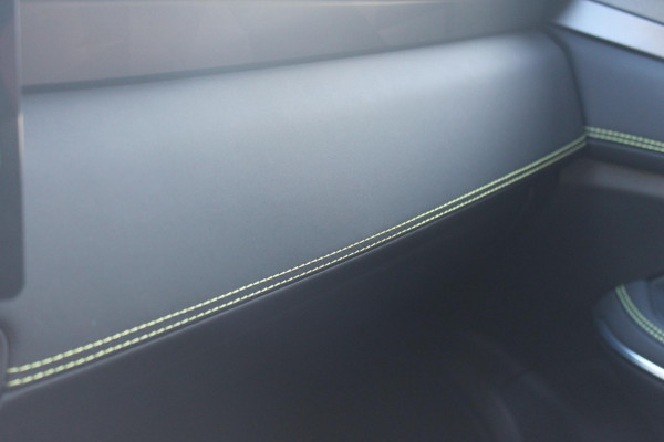 Lynk & Co 01 276PK Automaat Core / Adaptieve cruise control / Stoel - en stuurwielverwarming / Parkeersensoren / Achteruitrijcamera / Apple Carplay / Trekhaak / Metallic lak / 19" velgen