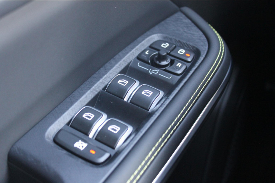 Lynk & Co 01 276PK Automaat Core / Adaptieve cruise control / Stoel - en stuurwielverwarming / Parkeersensoren / Achteruitrijcamera / Apple Carplay / Trekhaak / Metallic lak / 19" velgen