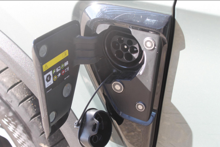 Lynk & Co 01 276PK Automaat Core / Adaptieve cruise control / Stoel - en stuurwielverwarming / Parkeersensoren / Achteruitrijcamera / Apple Carplay / Trekhaak / Metallic lak / 19" velgen