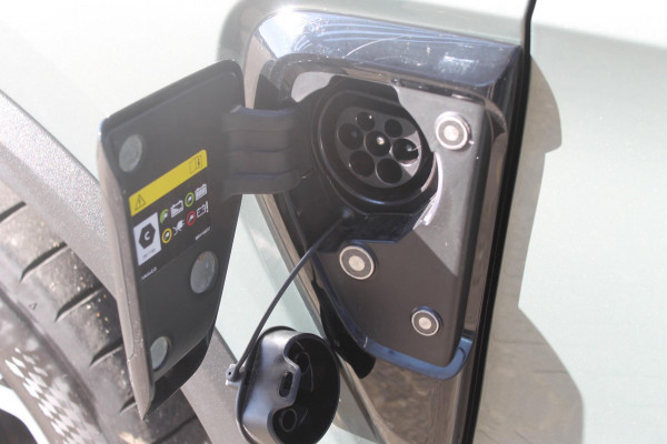 Lynk & Co 01 276PK Automaat Core / Adaptieve cruise control / Stoel - en stuurwielverwarming / Parkeersensoren / Achteruitrijcamera / Apple Carplay / Trekhaak / Metallic lak / 19" velgen