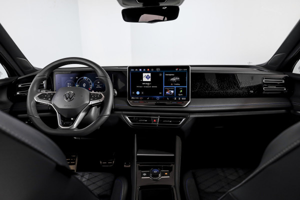 Volkswagen Tiguan 1.5 eHybrid 272 PK R-Line | Black Style | Elek. Trekhaak | S/K-panodak | Adapt. Cruise | Stoel-+stuurverw. | App. Connect | Camera | PDC | LM 20" | 8355
