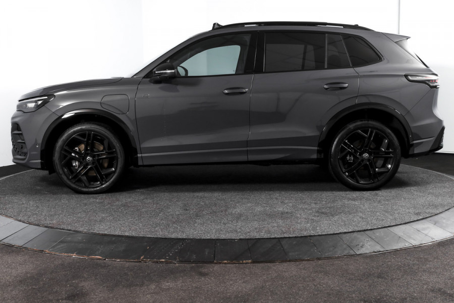 Volkswagen Tiguan 1.5 eHybrid 272 PK R-Line | Black Style | Elek. Trekhaak | S/K-panodak | Adapt. Cruise | Stoel-+stuurverw. | App. Connect | Camera | PDC | LM 20" | 8355
