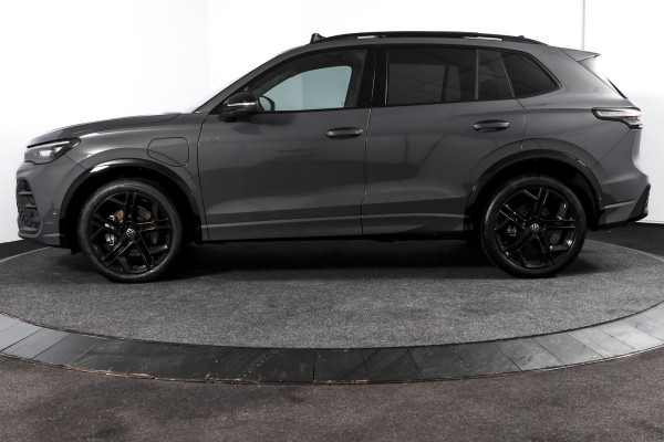 Volkswagen Tiguan 1.5 eHybrid 272 PK R-Line | Black Style | Elek. Trekhaak | S/K-panodak | Adapt. Cruise | Stoel-+stuurverw. | App. Connect | Camera | PDC | LM 20" | 8355