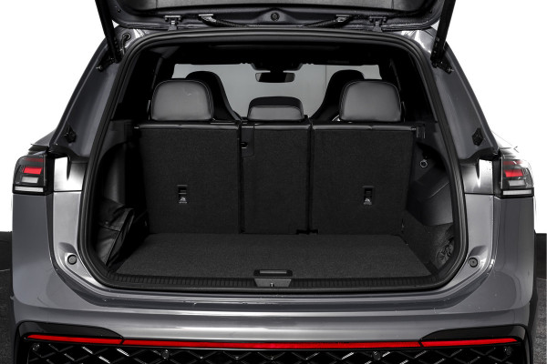 Volkswagen Tiguan 1.5 eHybrid 272 PK R-Line | Black Style | Elek. Trekhaak | S/K-panodak | Adapt. Cruise | Stoel-+stuurverw. | App. Connect | Camera | PDC | LM 20" | 8355