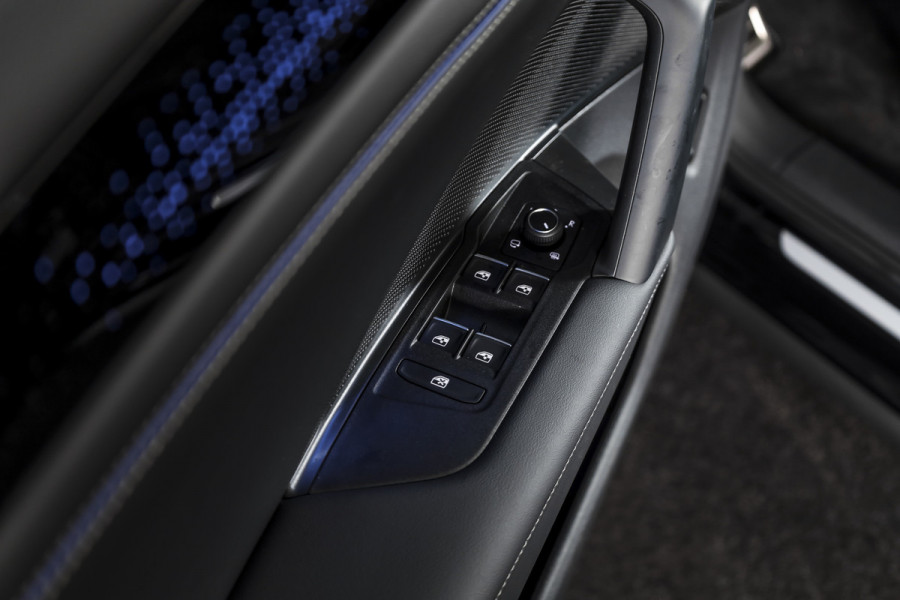 Volkswagen Tiguan 1.5 eHybrid 272 PK R-Line | Black Style | Elek. Trekhaak | S/K-panodak | Adapt. Cruise | Stoel-+stuurverw. | App. Connect | Camera | PDC | LM 20" | 8355