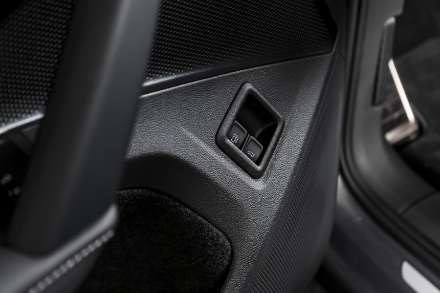 Volkswagen Tiguan 1.5 eHybrid 272 PK R-Line | Black Style | Elek. Trekhaak | S/K-panodak | Adapt. Cruise | Stoel-+stuurverw. | App. Connect | Camera | PDC | LM 20" | 8355