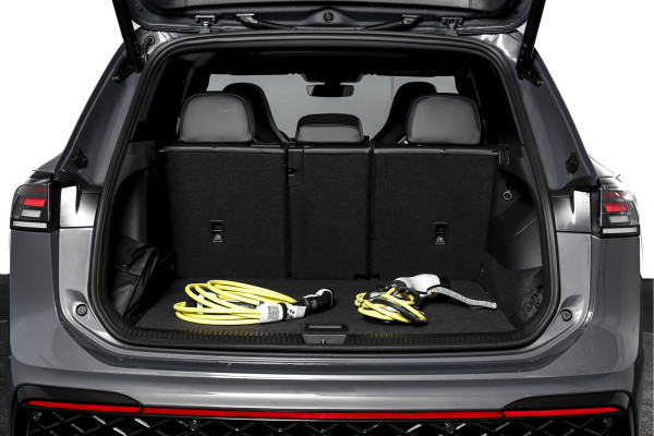 Volkswagen Tiguan 1.5 eHybrid 272 PK R-Line | Black Style | Elek. Trekhaak | S/K-panodak | Adapt. Cruise | Stoel-+stuurverw. | App. Connect | Camera | PDC | LM 20" | 8355