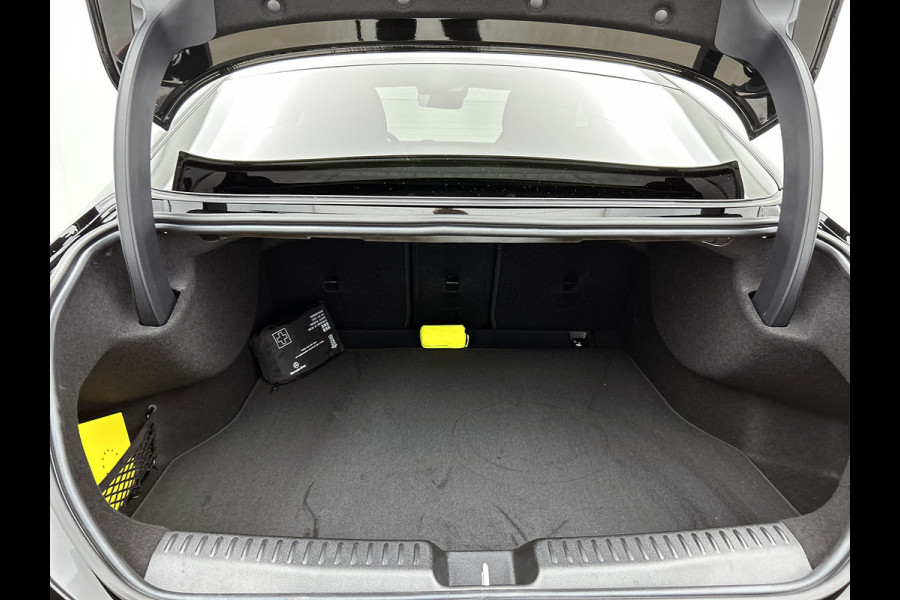Mercedes-Benz CLA-Klasse 200 Business Solution AMG 58 kWh | Advanced Plus pakket | Warmtewerend, donkergetint glas | Smartphone integratie | URBAN GUARD | Vast panoramadak |