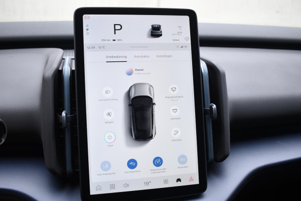 Volvo EX30 272PK Single Motor Extended Range Plus 69 kWh / Adaptieve Cruise Control/ Dodehoek Detectie / Parkeersensoren voor en achter/ Achteruitrijcamera / Warmtepomp / 20" velgen