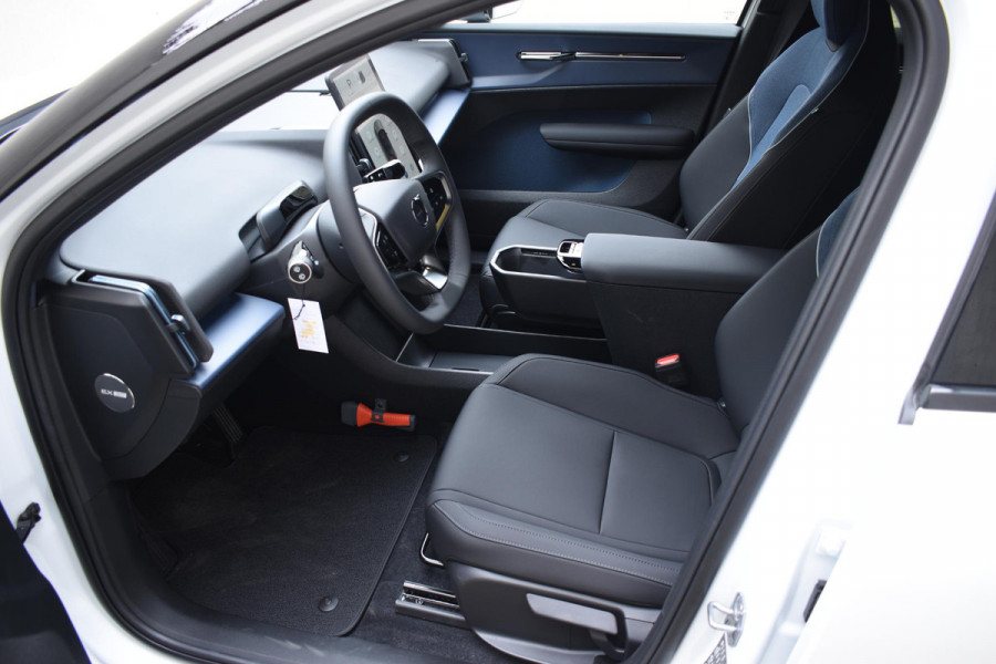Volvo EX30 272PK Single Motor Extended Range Plus 69 kWh / Adaptieve Cruise Control/ Dodehoek Detectie / Parkeersensoren voor en achter/ Achteruitrijcamera / Warmtepomp / 20" velgen
