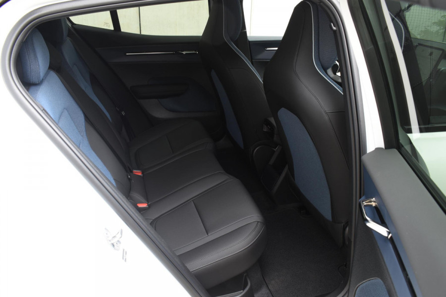 Volvo EX30 272PK Single Motor Extended Range Plus 69 kWh / Adaptieve Cruise Control/ Dodehoek Detectie / Parkeersensoren voor en achter/ Achteruitrijcamera / Warmtepomp / 20" velgen