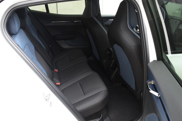 Volvo EX30 272PK Single Motor Extended Range Plus 69 kWh / Adaptieve Cruise Control/ Dodehoek Detectie / Parkeersensoren voor en achter/ Achteruitrijcamera / Warmtepomp / 20" velgen