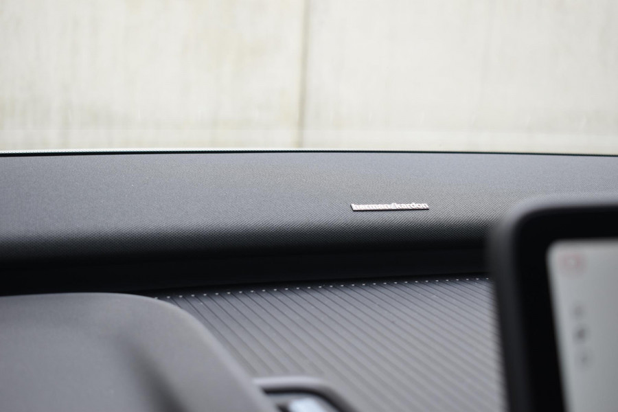 Volvo EX30 272PK Single Motor Extended Range Plus 69 kWh / Adaptieve Cruise Control/ Dodehoek Detectie / Parkeersensoren voor en achter/ Achteruitrijcamera / Warmtepomp / 20" velgen