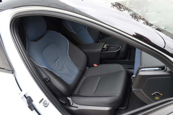 Volvo EX30 272PK Single Motor Extended Range Plus 69 kWh / Adaptieve Cruise Control/ Dodehoek Detectie / Parkeersensoren voor en achter/ Achteruitrijcamera / Warmtepomp / 20" velgen