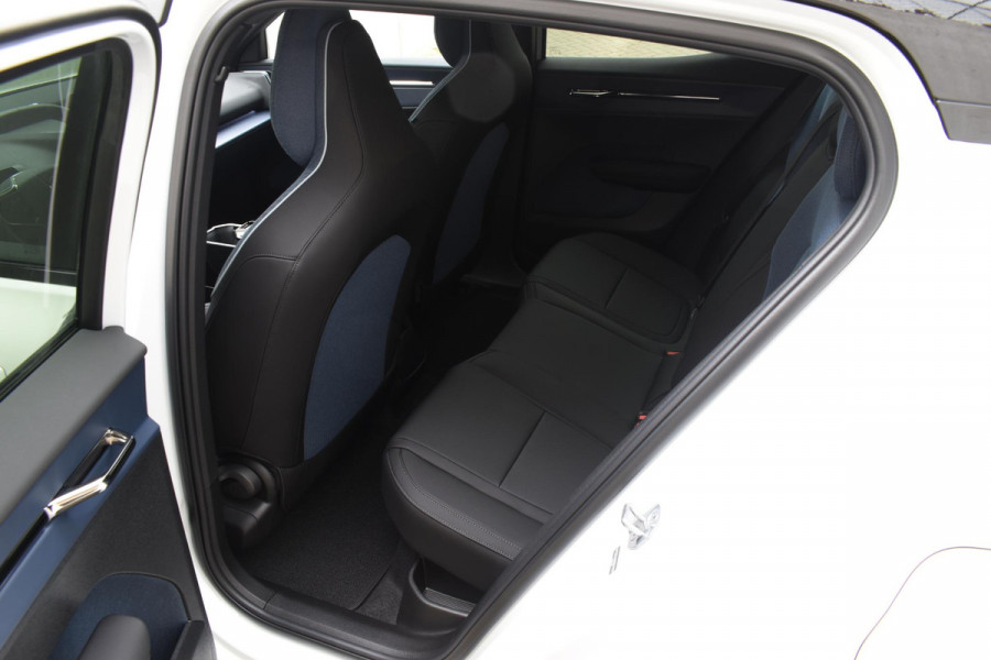 Volvo EX30 272PK Single Motor Extended Range Plus 69 kWh / Adaptieve Cruise Control/ Dodehoek Detectie / Parkeersensoren voor en achter/ Achteruitrijcamera / Warmtepomp / 20" velgen