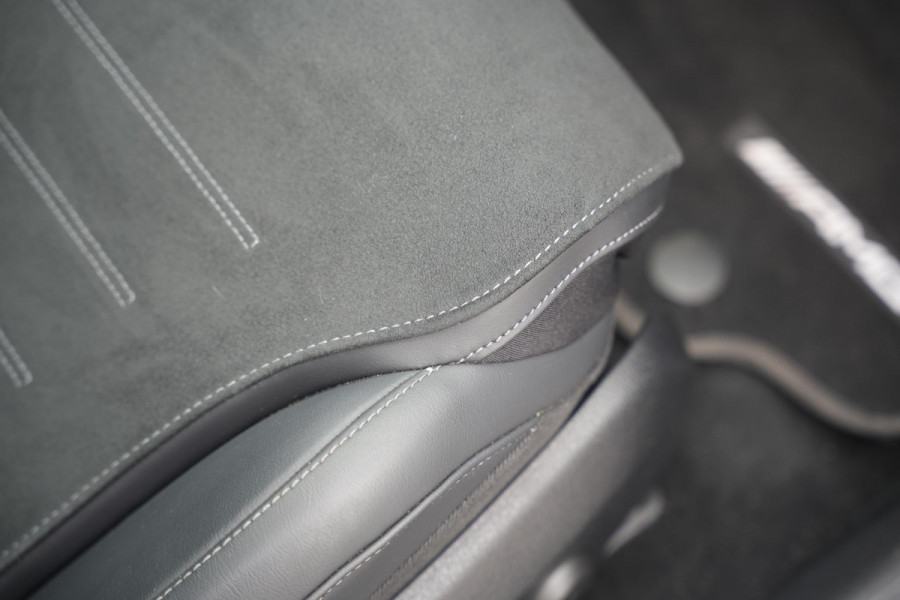 Mercedes-Benz C-Klasse 300 e AMG Line Limited Panoramadak Ambient Adapt. Cruise Camera 19''LM AMG