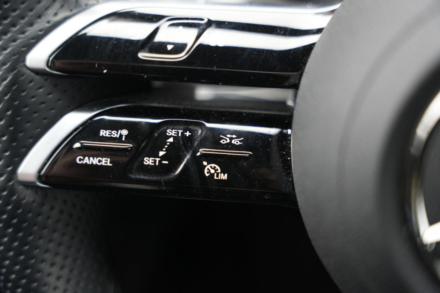 Mercedes-Benz C-Klasse 300 e AMG Line Limited Panoramadak Ambient Adapt. Cruise Camera 19''LM AMG