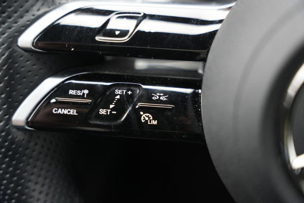 Mercedes-Benz C-Klasse 300 e AMG Line Limited Panoramadak Ambient Adapt. Cruise Camera 19''LM AMG